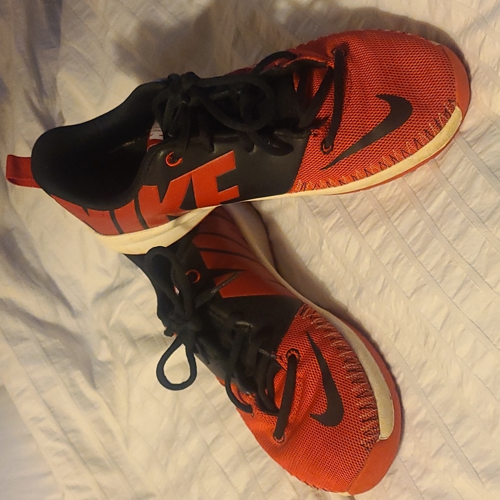 Boys Y7 Nike red & black shoes